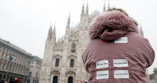 Una joven delante de la catedral de Milán