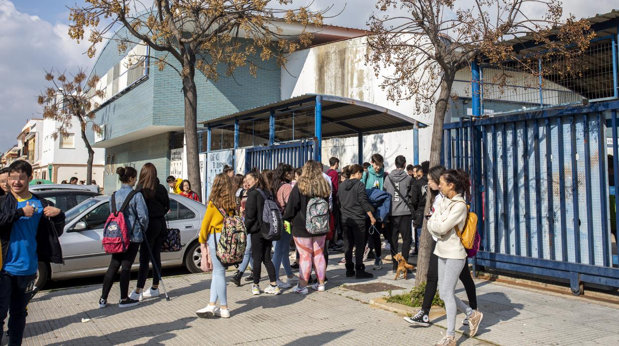 Alumnos del centro a la salida de clase