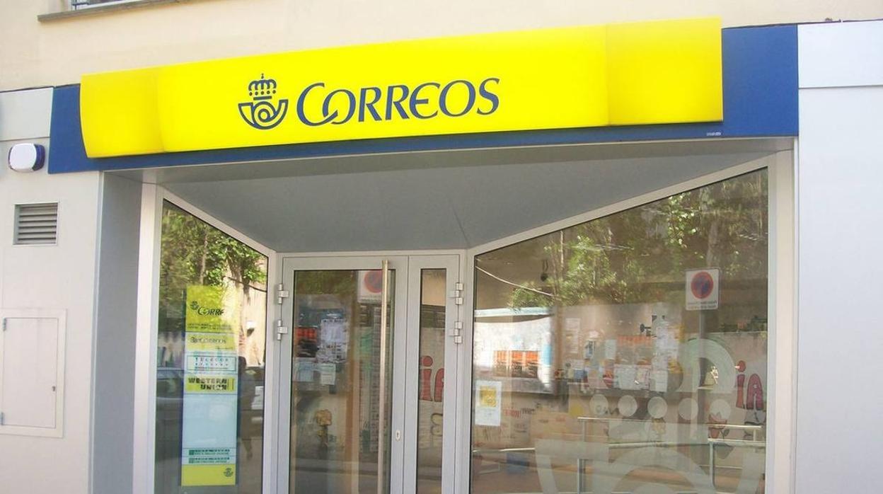 Imagen de la entrada a una oficina de Correos