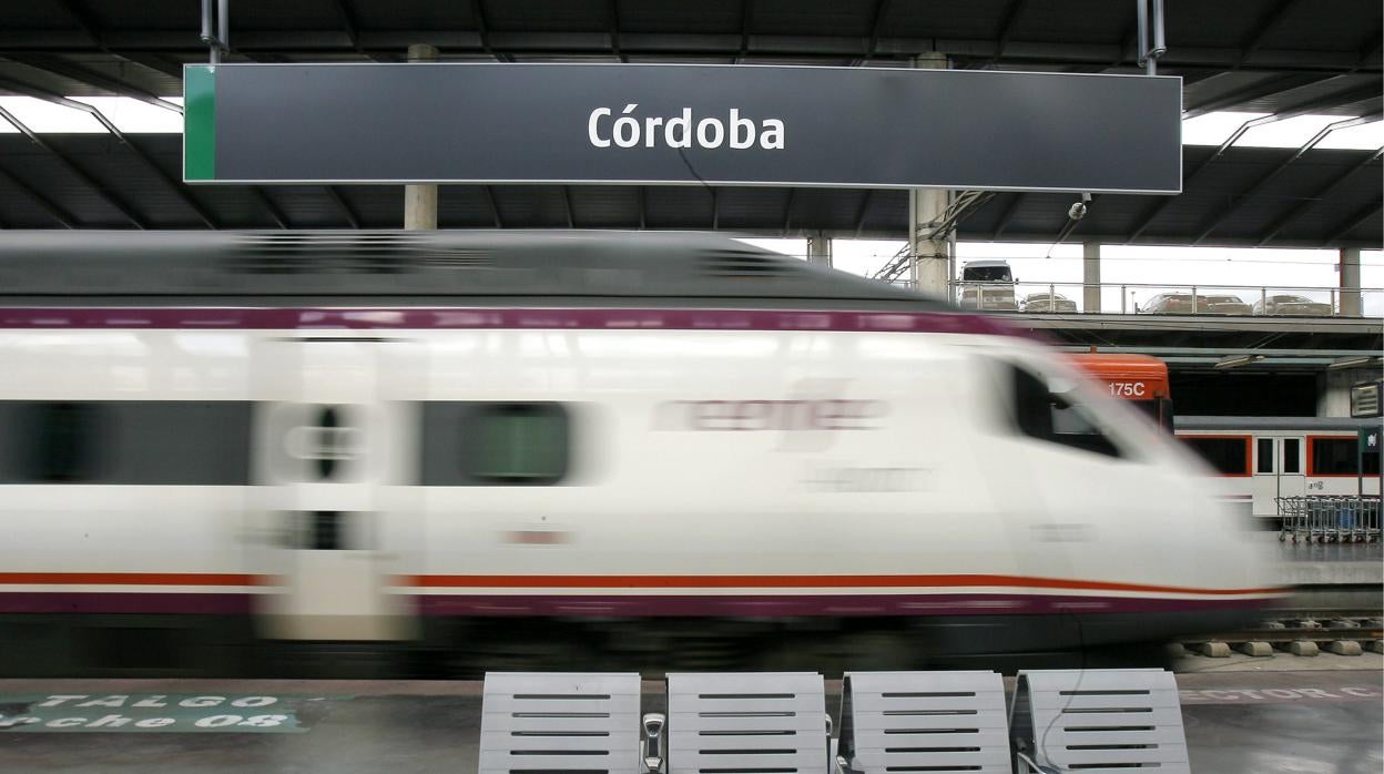 Muere una joven arrollada por un tren Avant en El Higuerón y un chico resulta herido grave