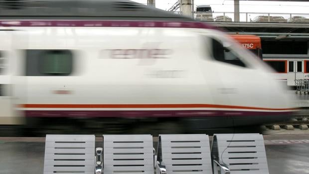 Muere una joven arrollada por un tren Avant en El Higuerón y un chico resulta herido grave