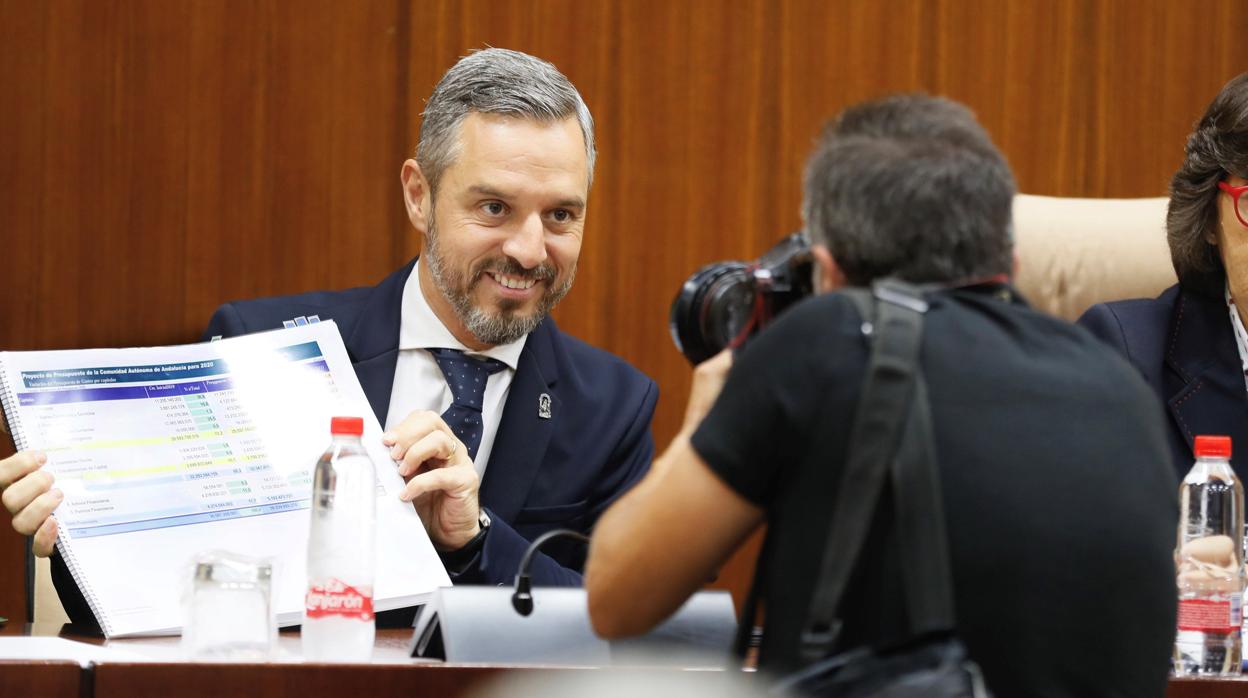 El consejero de Hacienda, Juan Bravo, en comisión en el Parlamento de Andalucía