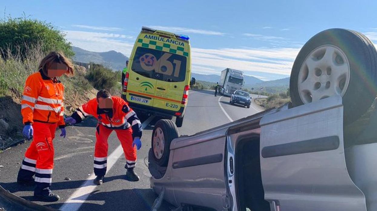 El coche tras volcar en la carretera A-318