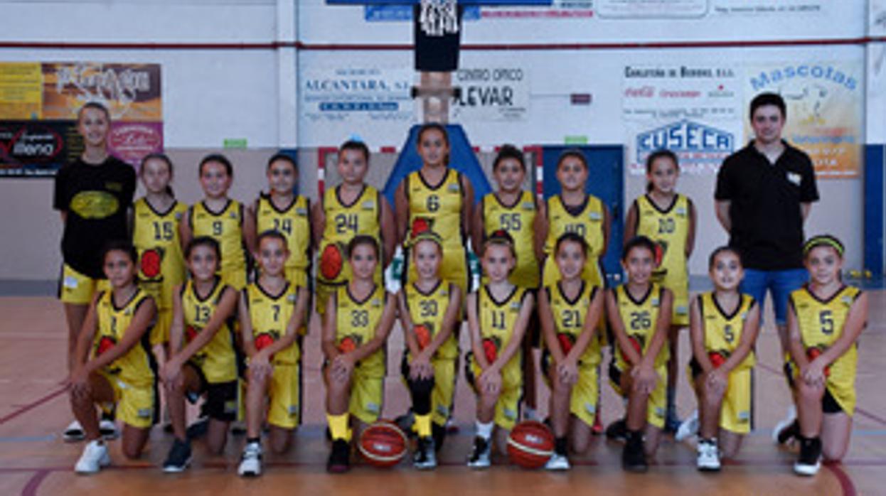 La plantilla del equipo minibásket femenino de La Carlota