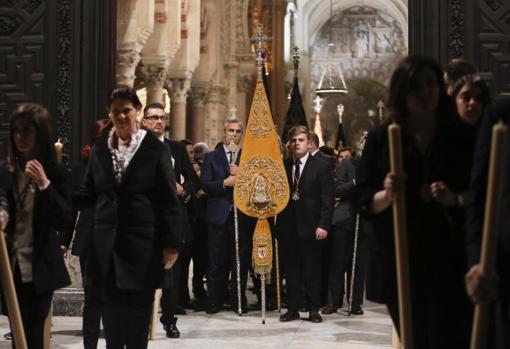 Acompañamiento de las cofradías en el Vía Crucis del año pasado