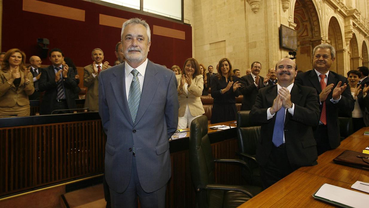 José Antonio Griñán, en su elección como presidente de la Junta, en sustitución de Manuel Chaves, aplaudido por los diputados socialistas en 2009