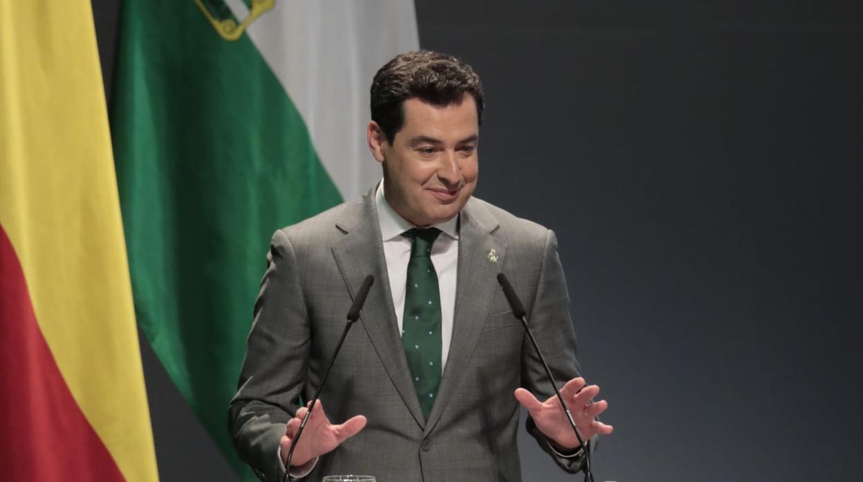 El presidente de la Junta de Andalucía, Juanma Moreno Bonilla, durante su discurso en el Teatro de la Maestranza