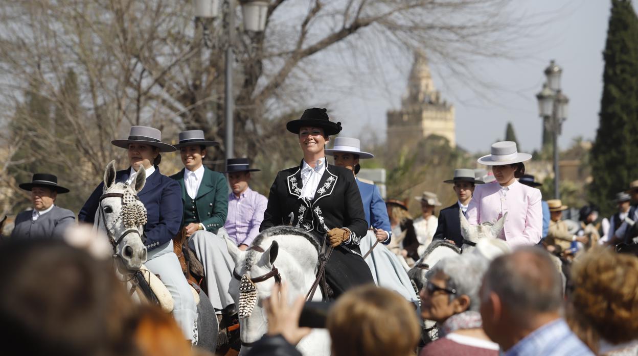 Algunos de los jinetes y amazonas participantes en la Marcha Hípica Córdoba a Caballo