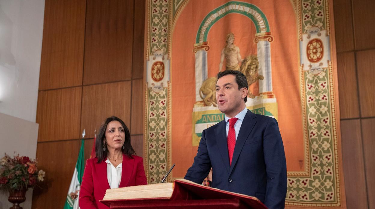 Juanma Moreno en su toma de posesión como presidente junto a la presidenta del Parlamento Marta Bosquet