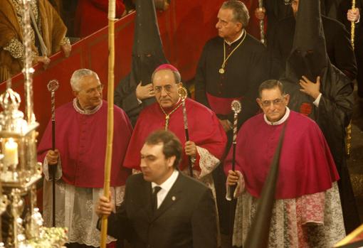 Juan José Asenjo, cuando era obispo de Córdoba, el Viernes Santo de 2008 tras la Virgen del Desconsuelo del Santio Sepulcro