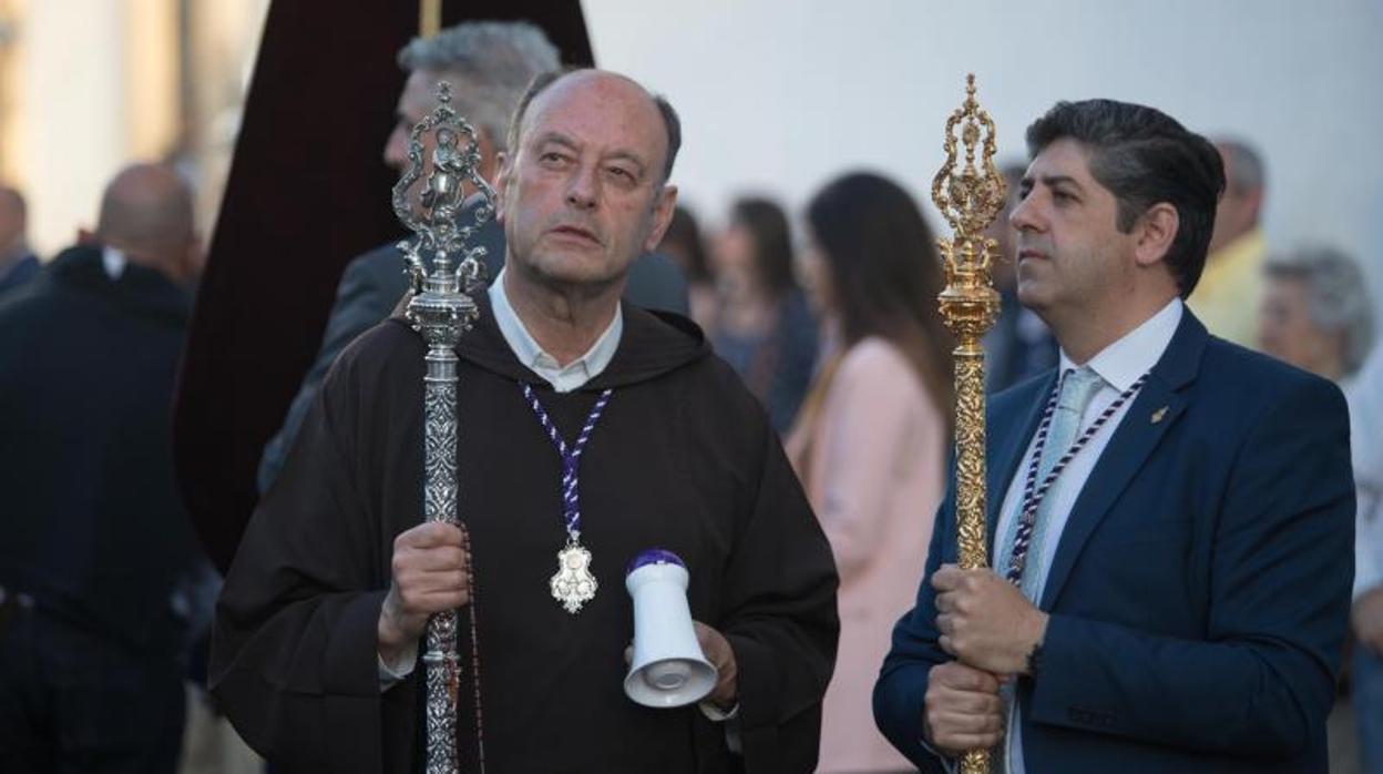 Fray Ricardo junto a Carlos Olivares, hermano mayor del Císter