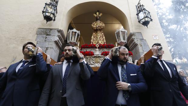 La Sentencia de Córdoba ya procesiona camino de la Catedral para realizar el Vía Crucis de la Agrupación