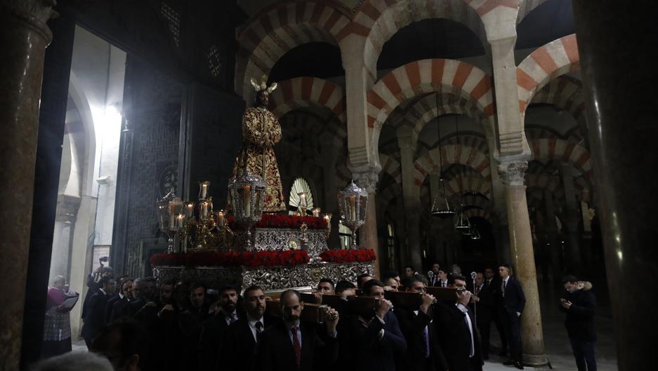 El Señor de la Sentencia abre la Catedral de Córdoba en el Vía Crucis de las Cofradías