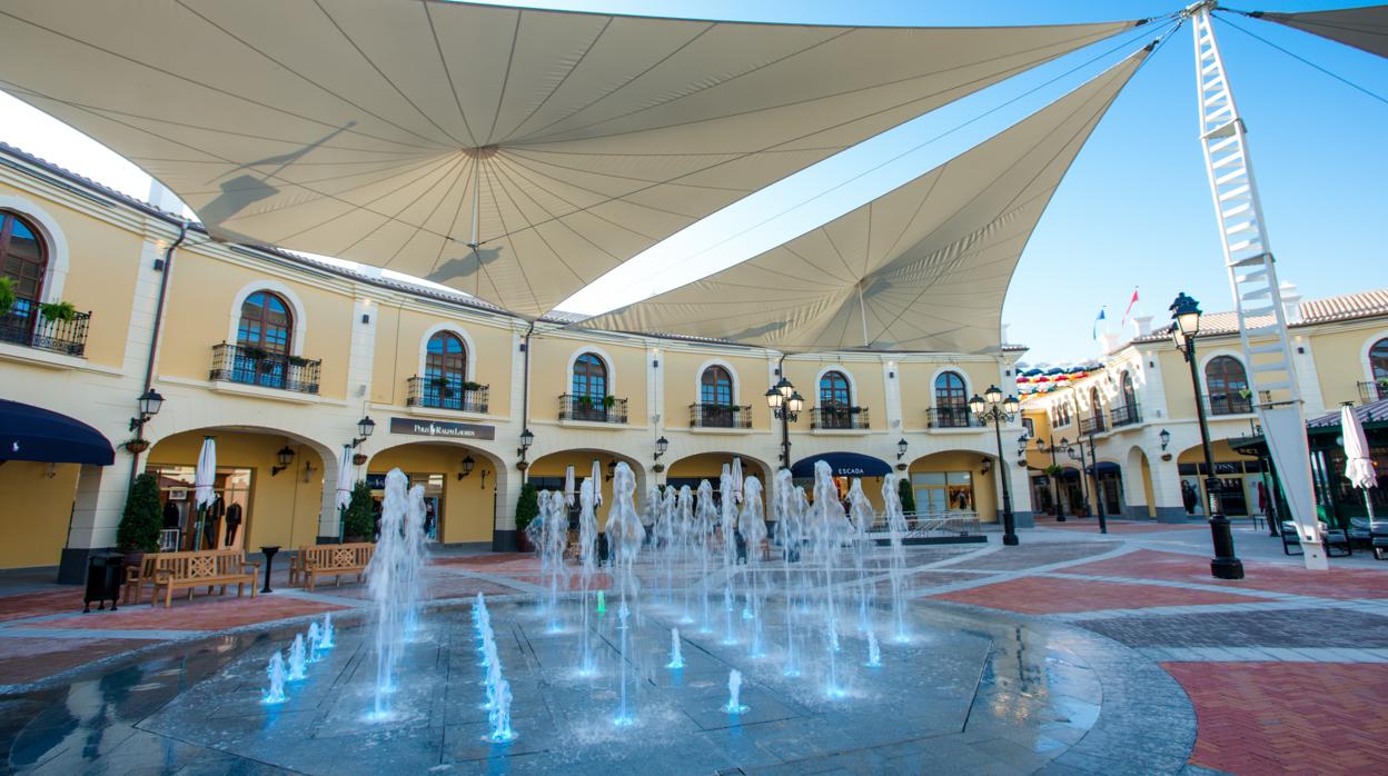 Plaza central del «outlet», ubicado junto al centro comercial Plaza Mayor