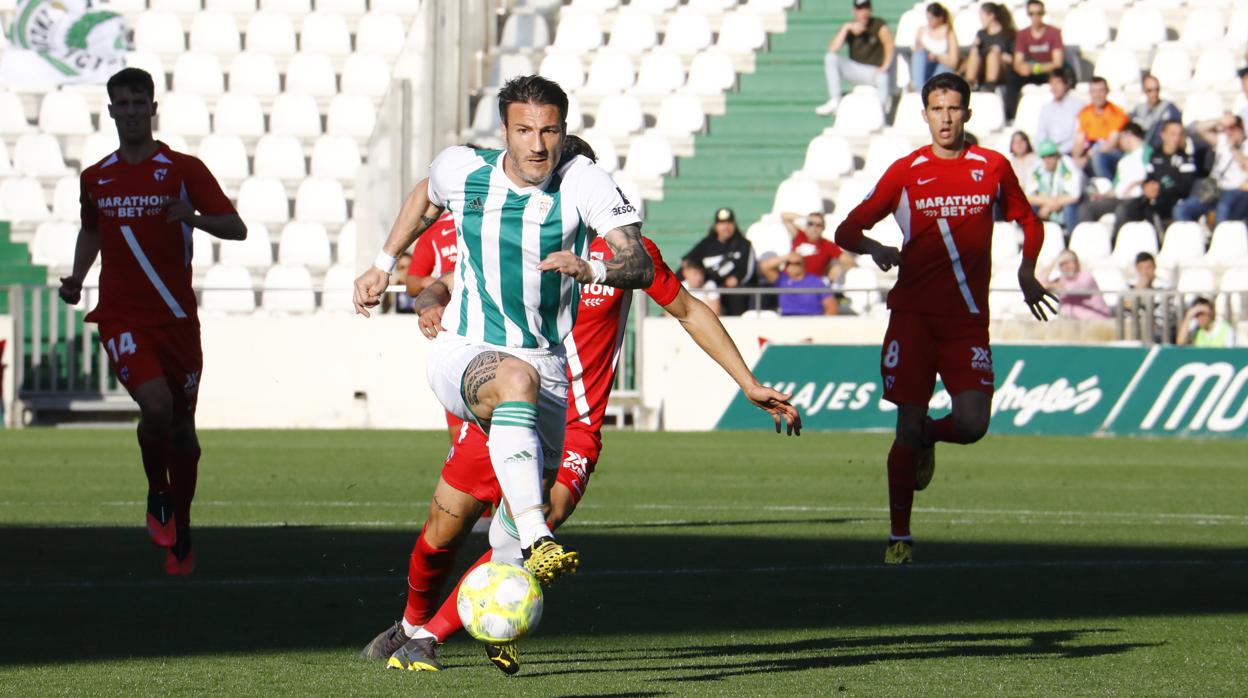 Piovaccari, en carrera con el balón