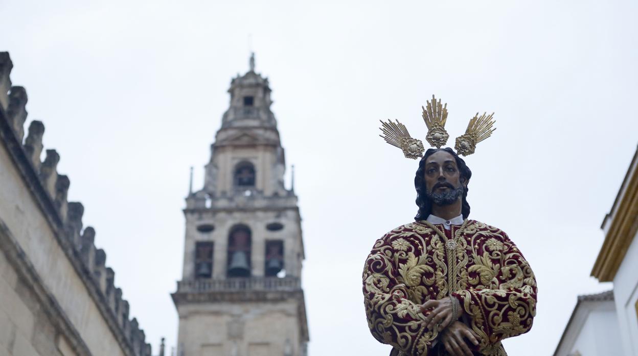 El Señor de la Sentencia, en su camino a la Catedral para el Vía Crucis de las cofradías de Córdoba