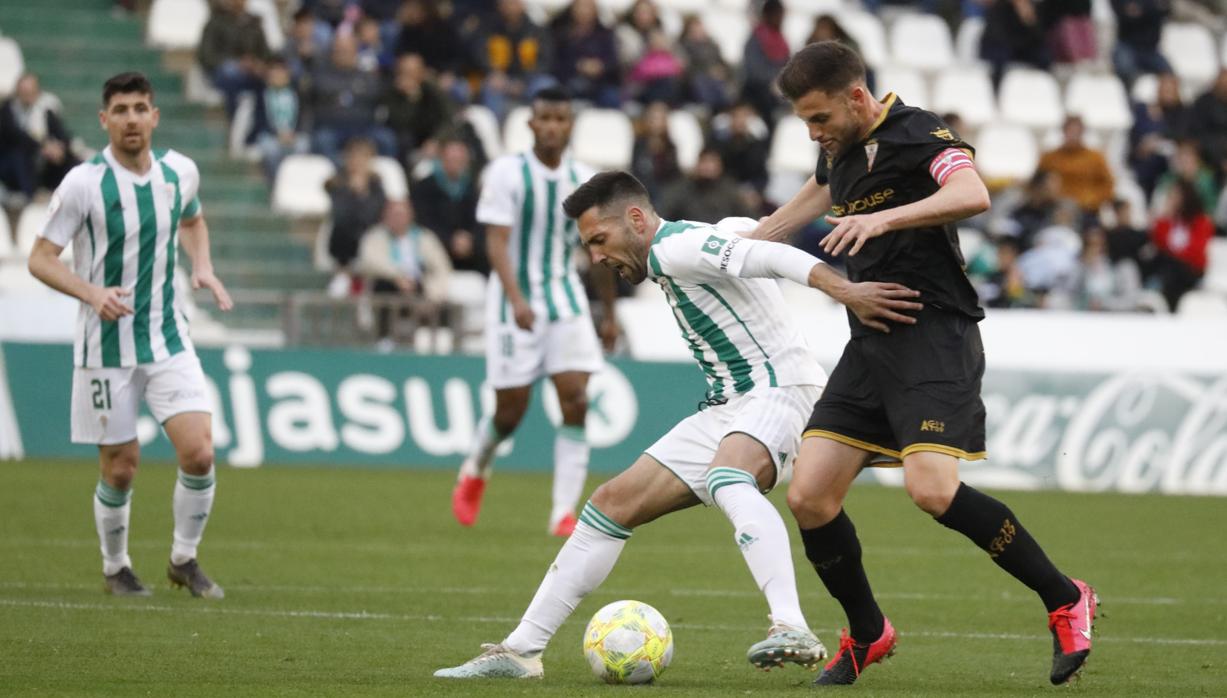 Carlos Valverde protege el balón en una acción del Córdoba CF ante el Algeciras