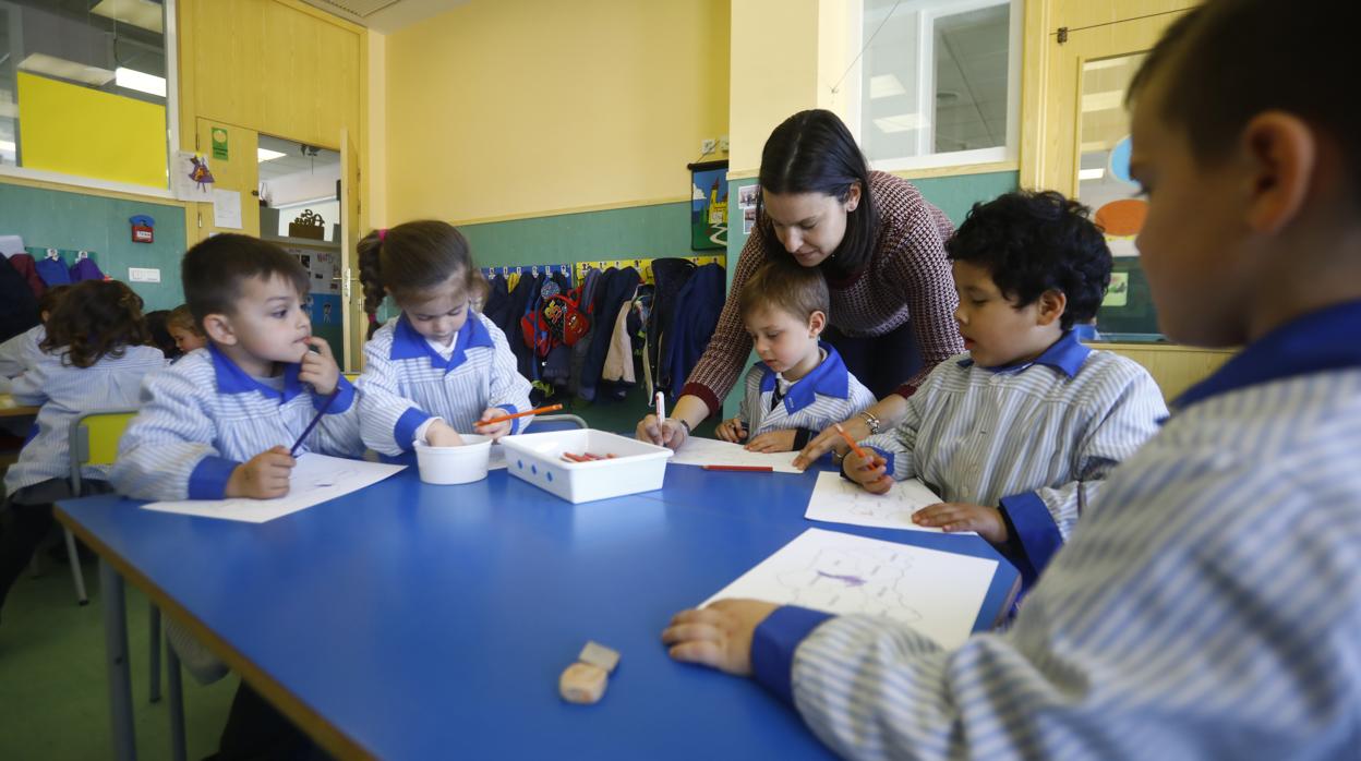 Una profesora el colegio Maristas Cervantes en una aula de Infantil