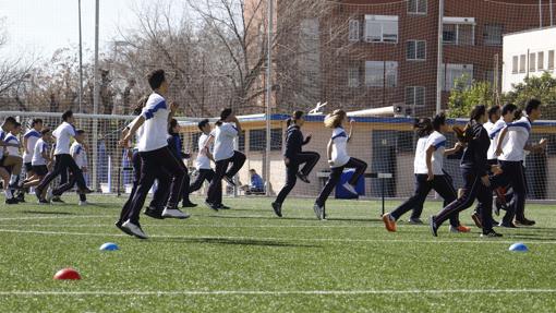 Alumnos del Cervantes hacen educacion física en sus nuevas instalaciones deportivas M. Á.