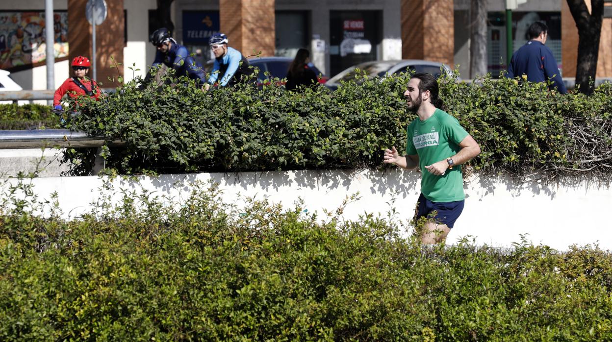 Un joven hace carrera en el Vial Norte de Córdoba en mangas cortas