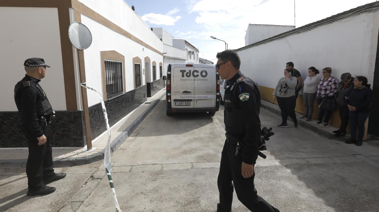 Agentes de la Policía Local de Posadas durante el traslado del cadáver de la mujer del domicilio