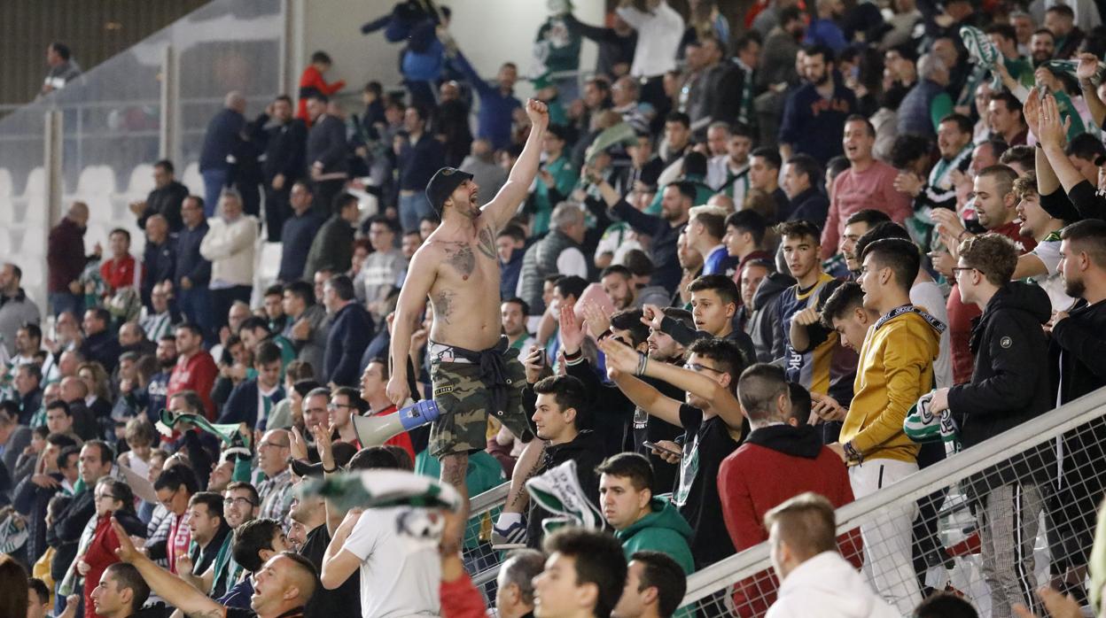 Seguidores del Córdoba CF en el fondo sur del estadio El Arcángel