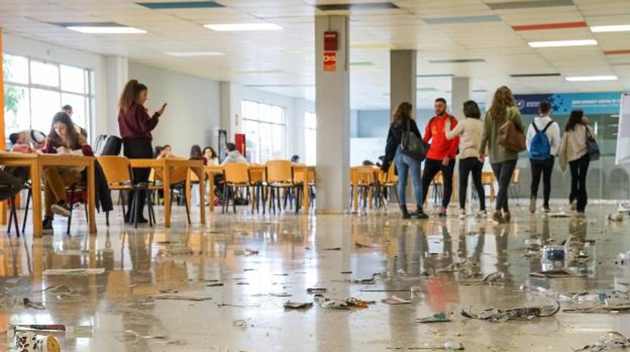 Aspecto de la Facultad de Económicas la primera jornada de huelga