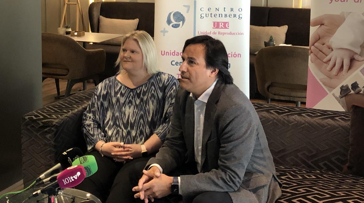 Louise Brown con un representante del Centro Gutenberg durante su atención a los medios