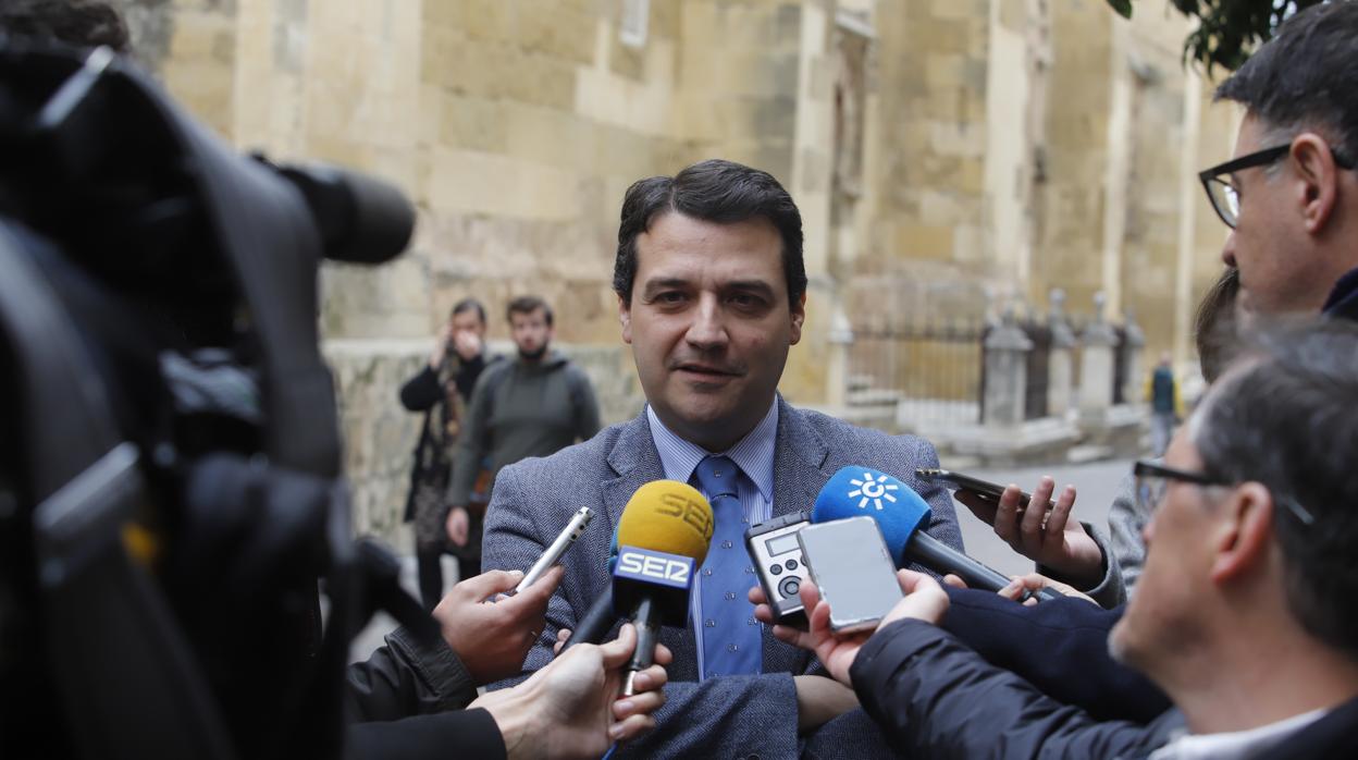 El alcalde José María Bellido a las puertas del Palacio de Congresos este jueves