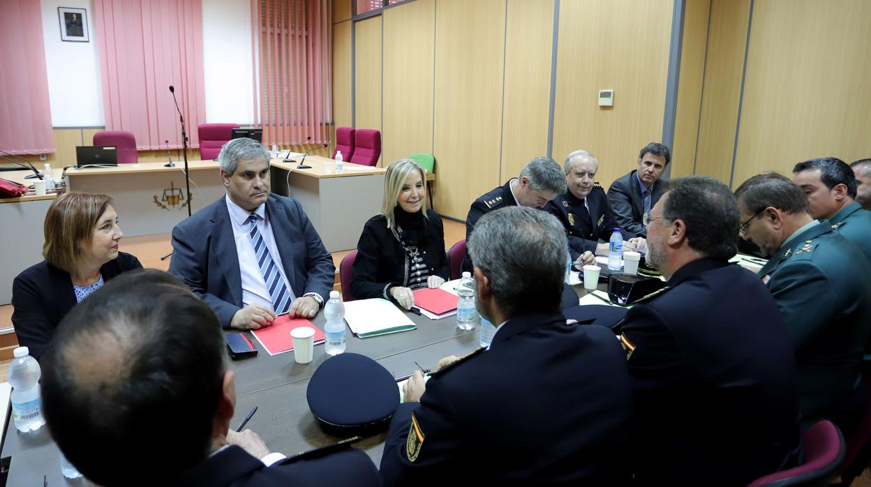 Ana Tárrego, en el centro de la imagen, junto a fiscales y mandos de las Fuerzas de Seguridad