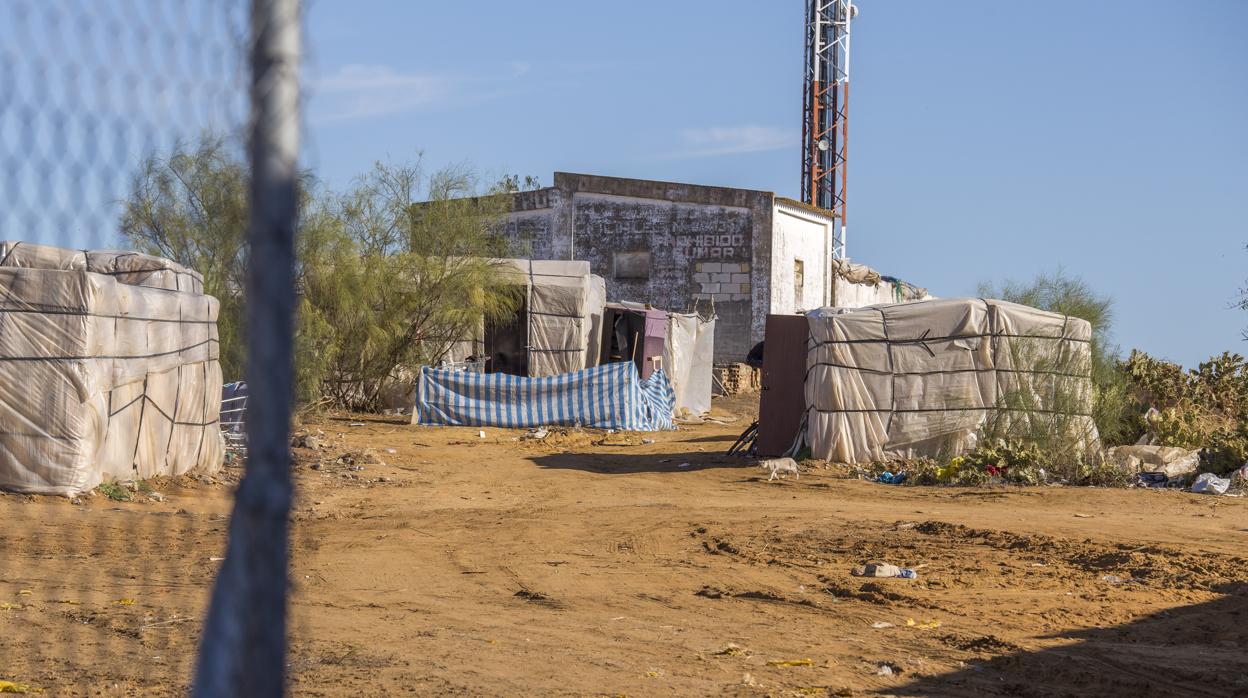 Chabolas que no fueron alcanzadas por el incendio en el asentamiento de Lepe