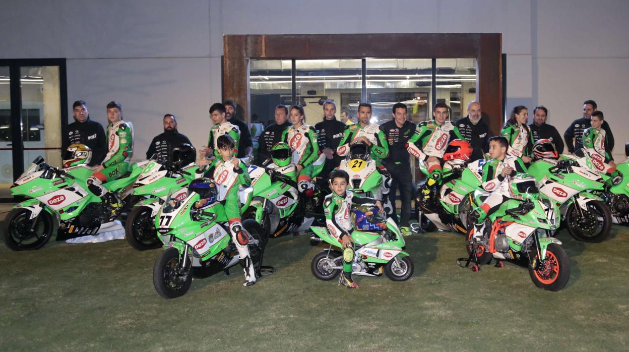 Todos los componentes del Deza-Box 77 Racing Team de Córdoba, en la presentación del equipo