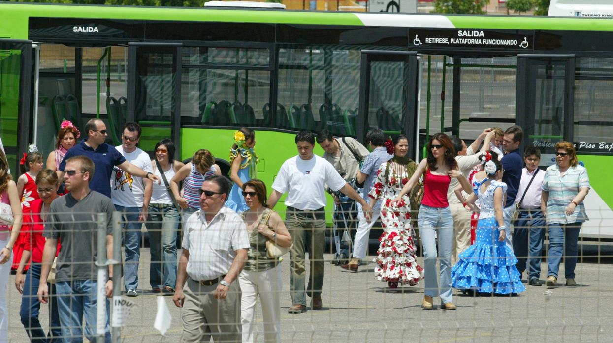 Varias personas se bajan en el Arenal de uno de los autobuses de la Feria de Aucorsa