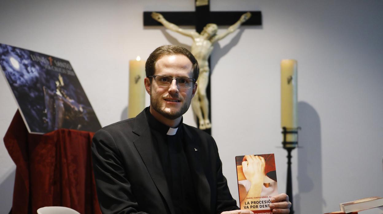 Daniel Cuesta, durante la presentación de su libro, en un acto organizado por la hermandad del Vía Crucis de Córdoba