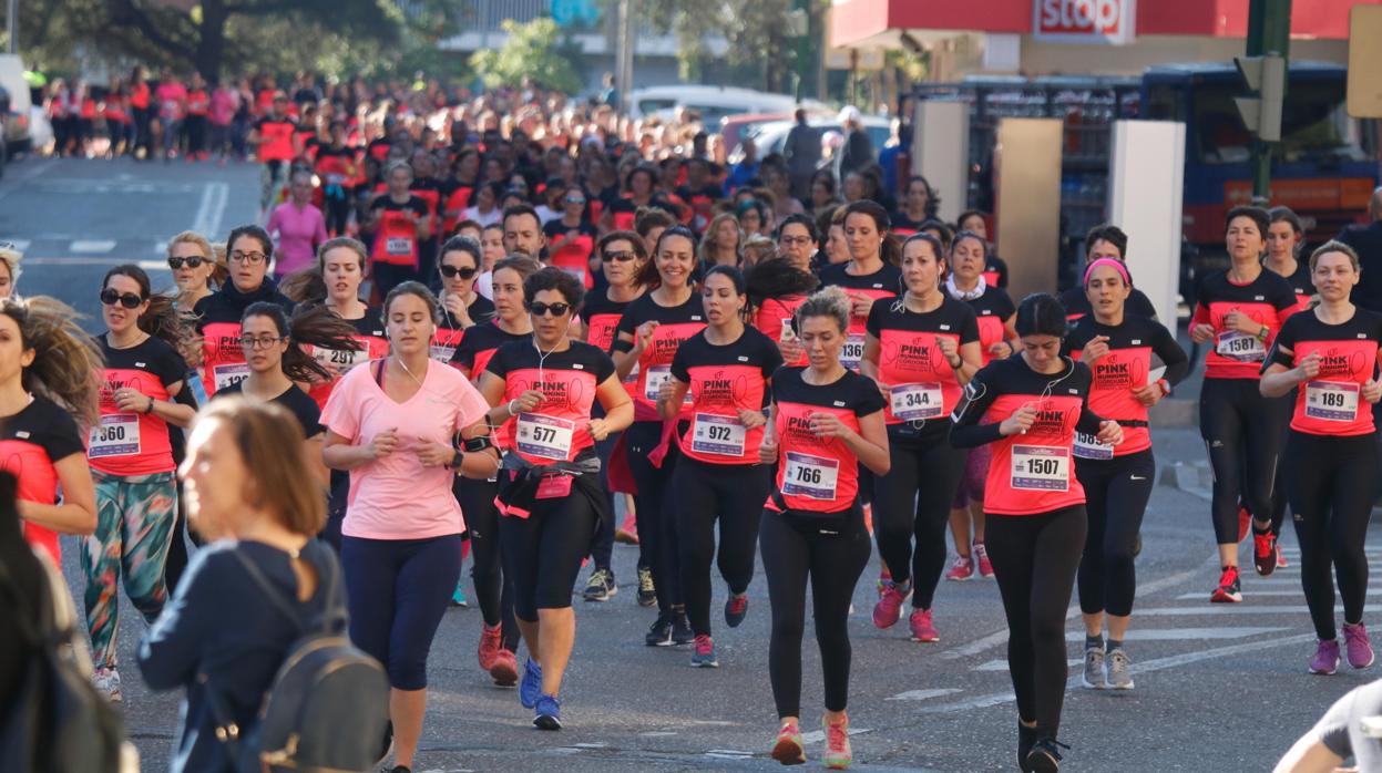 Cientos de corredoras en la última edición de la Pink Running