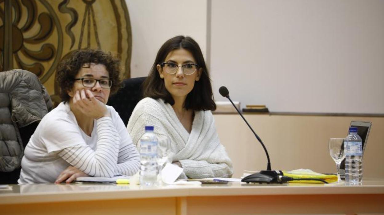 María José Barrera y Tamara González durante la conferencia en la UCO