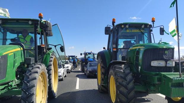 Los agricultores cortan la A-92N entre Almería y Granada con una multitudinaria marcha de tractores