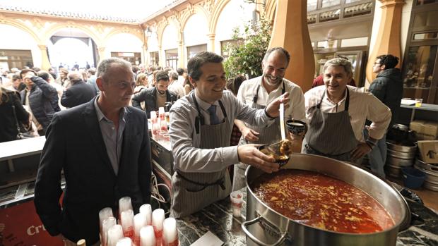 Los garbanzos de Kisko García llenan el almuerzo solidario de la Buena Muerte de Córdoba