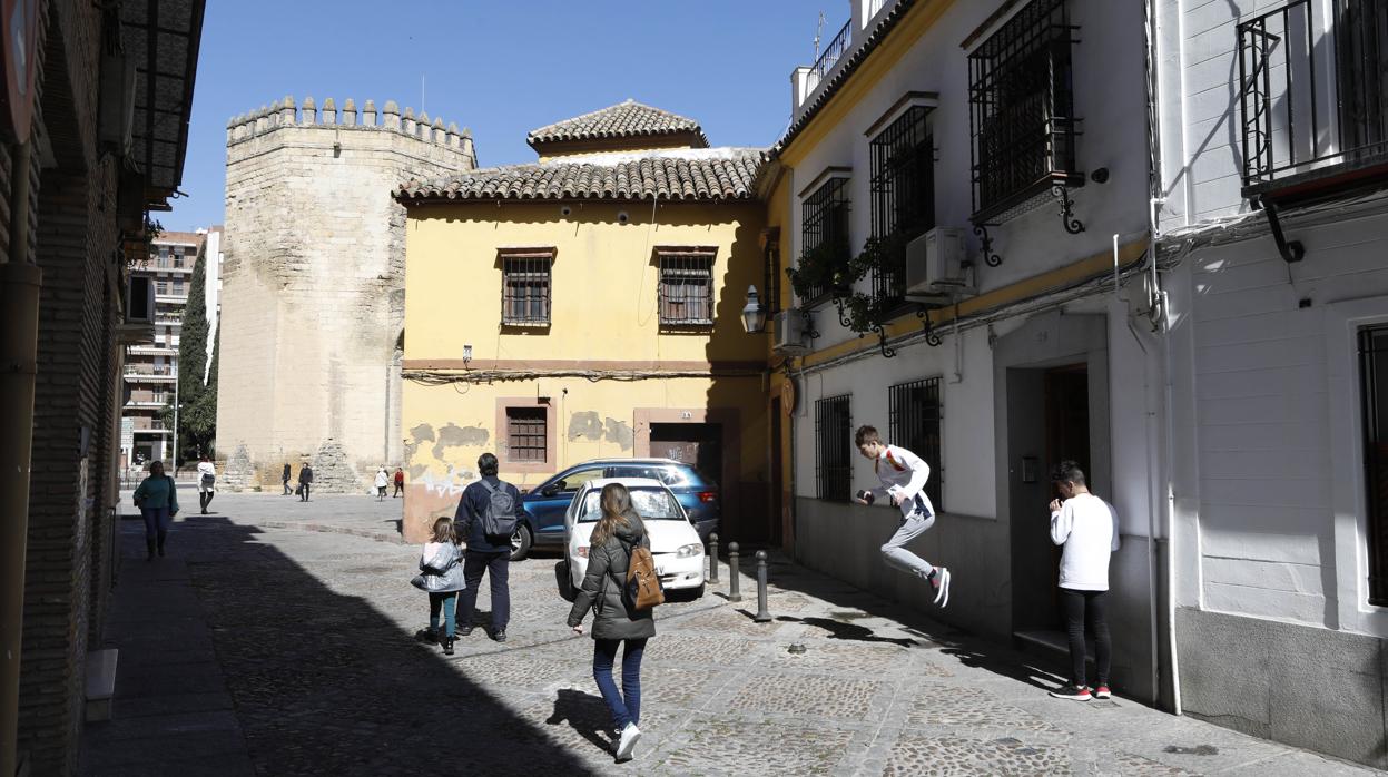 Vista de la calle Adarve con la torre de la Malmuerta al fondo