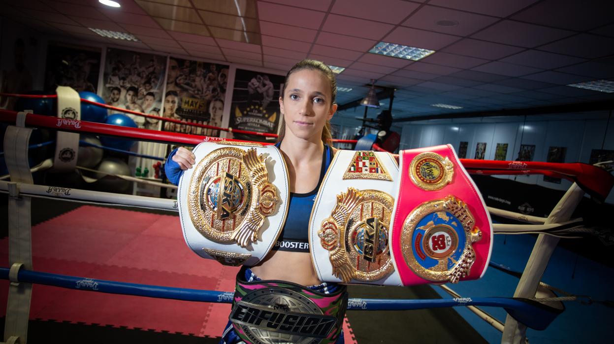 Cristina Morales, con sus tres cinturones de campeona del mundo