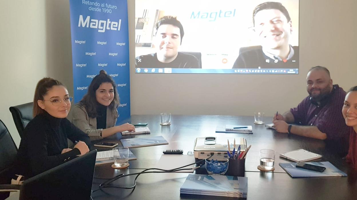 Jóvenes en Magtel ayudando en el desarroyo de la nueva aplicación informática