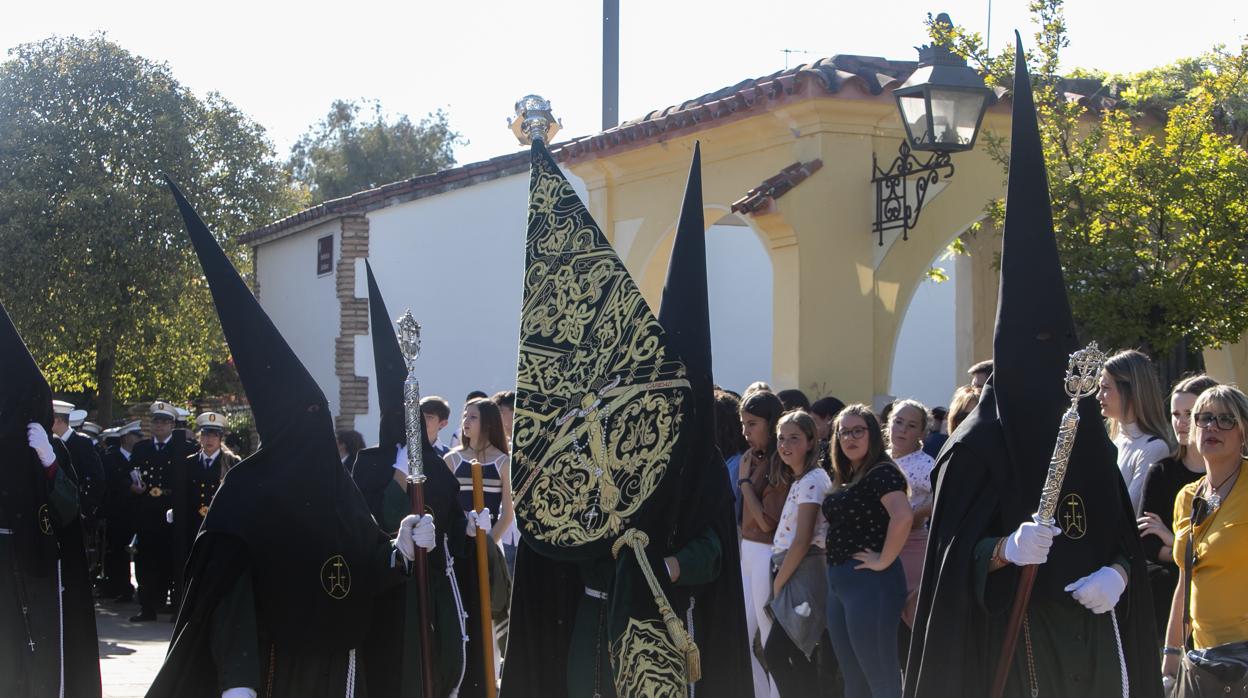 Nazarenos de la cofradía de la Conversión, que este año se incorpora a la Semana Santa de Córdoba