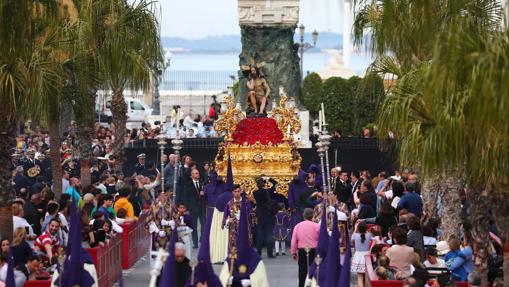 Humildad y Paciencia. Al fondo, el muelle.