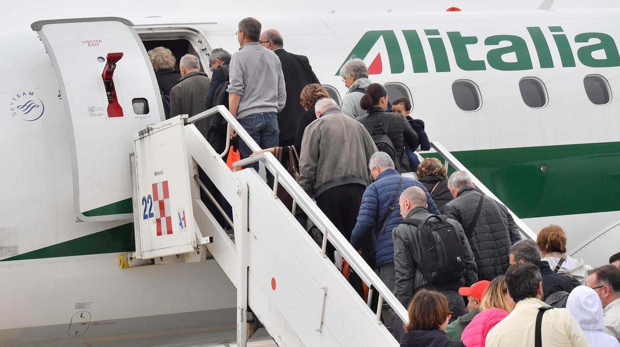 Pasajeros embarcando en un vuelo de Alitalia