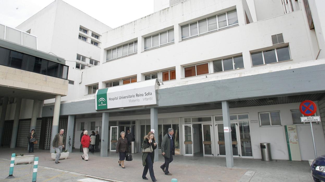 Usuarios del Reina Sofía delante del acceso principal del Hospital Materno-Infantil