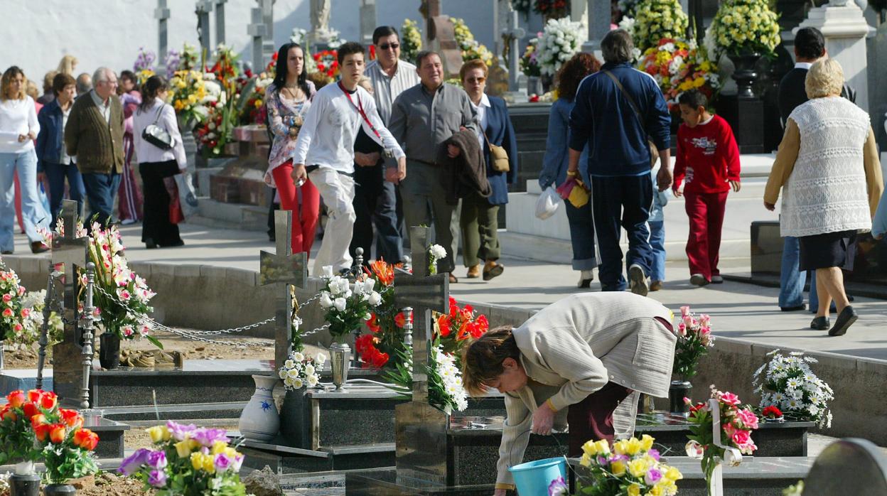 Ciudadanos en el cementerio de San Rafae