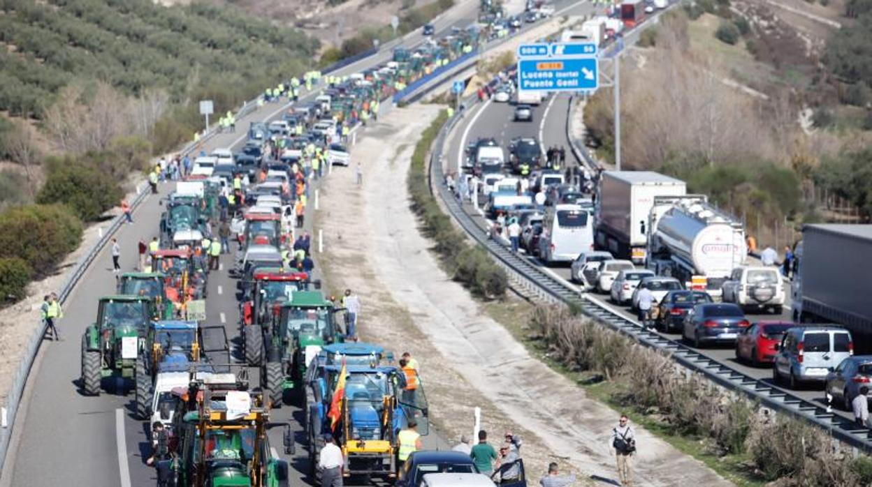 Tractores en la Autovía del Olivar en la protesta organizada el pasado mes de febrero en Lucena