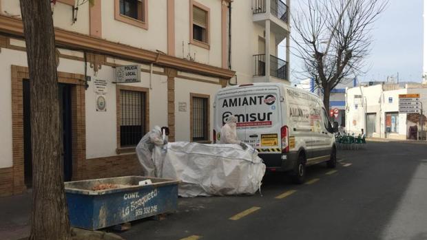 Inundaciones, puertas rotas, amianto y basura en las dependencias de la Policía Local de Isla Cristina