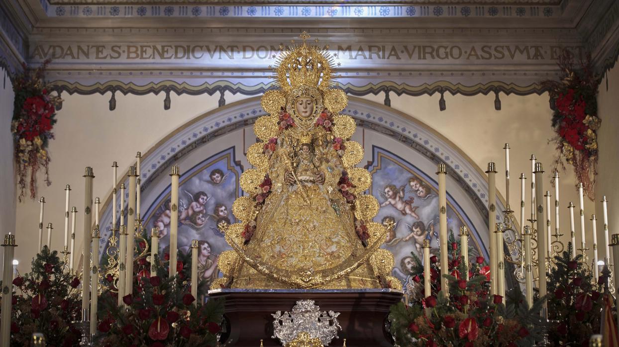 La Virgen del Rocío en el altar de la Parroquia de la Asunción