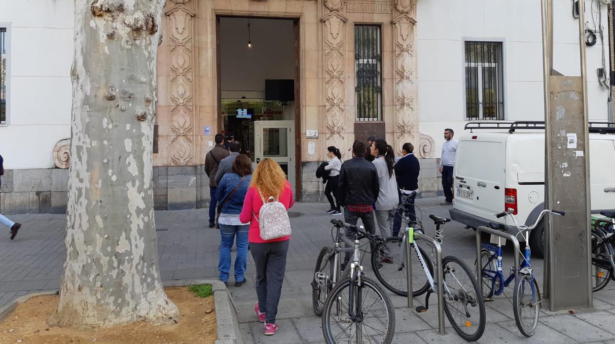 Un policía controla el acceso de ciudadanos en la Oficina de Atención al Público